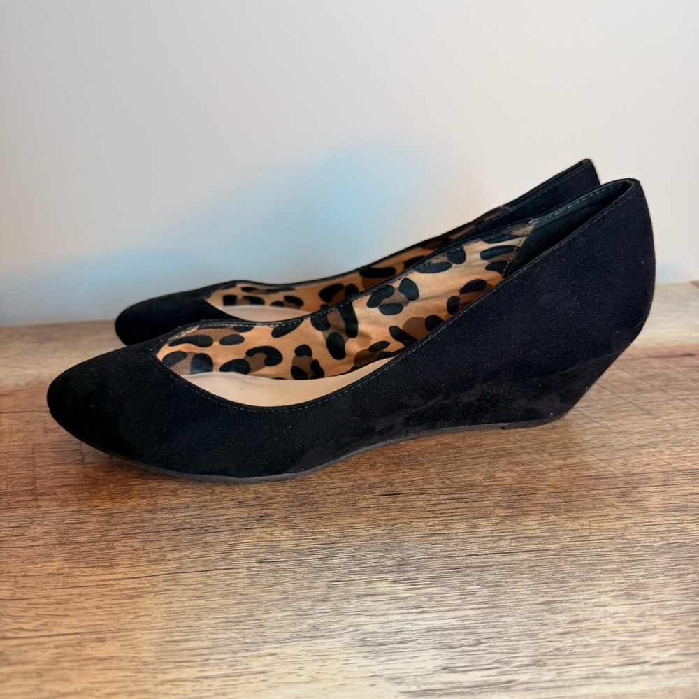FERGALICIOUS Women’s Black Microfiber Kitten Wedge Heels Size 9.5 - Picture 4 of 10